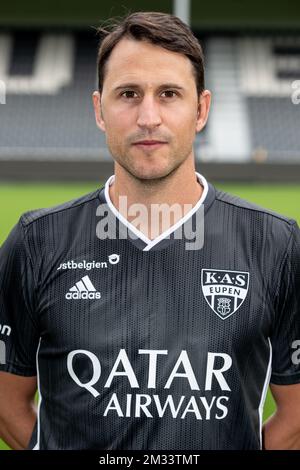 Benat San Jose, entraîneur en chef d'Eupen, pose pour le photographe, à marge, du photoshoot 2020-2021 du club belge de la Jupiler Pro League KAS Eupen, lundi 27 juillet 2020 à Eupen. BELGA PHOTO BRUNO FAHY Banque D'Images