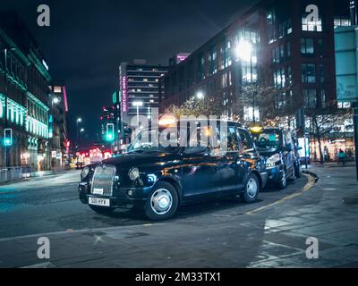 Taxi dans les rues de Manchester. Banque D'Images