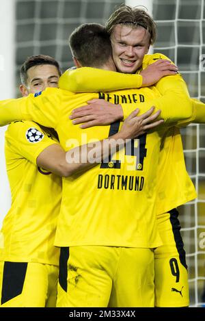 Raphaël Guerreiro de Dortmund, Thomas Meunier de Dortmund et Erling Braut Haaland de Dortmund célèbrent après avoir marqué un match de football entre le Club belge Brugge KV et le Ballspielverein Borussia 09 e.V. allemand Dortmund, mercredi 04 novembre 2020 à Brugge, troisième partie de groupe de la Ligue des champions de l'UEFA, dans le groupe F. BELGA PHOTO JASPER JACOBS Banque D'Images