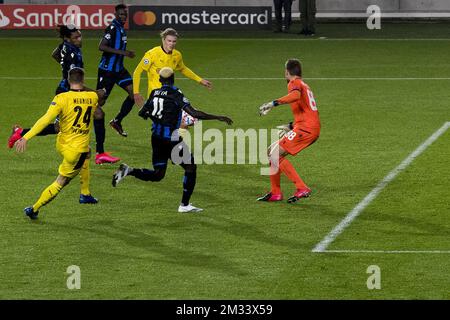 Thomas Meunier de Dortmund, Erling Braut Haaland de Dortmund, Krepin Diatta du club et Simon Mignolet, gardien de but du club, se battent pour le ballon lors d'un match de football entre le Club belge Brugge KV et le Ballspielverein Borussia 09 e.V. allemand Dortmund, mercredi 04 novembre 2020 à Brugge, troisième partie de groupe de la Ligue des champions de l'UEFA, dans le groupe F. BELGA PHOTO JASPER JACOBS Banque D'Images