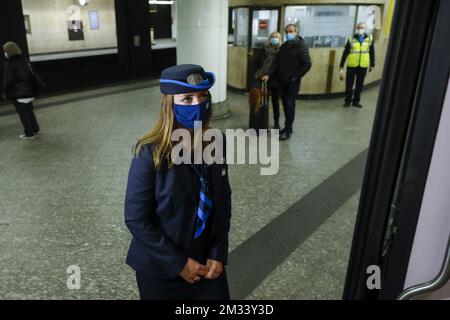 L'illustration montre le personnel portant les nouveaux uniformes de la compagnie de chemin de fer belge NMBS-SNCB, lundi 09 novembre 2020 à Bruxelles. BELGA PHOTO THIERRY ROGE Banque D'Images