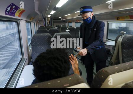 L'illustration montre le personnel portant les nouveaux uniformes de la compagnie de chemin de fer belge NMBS-SNCB, lundi 09 novembre 2020 à Bruxelles. BELGA PHOTO THIERRY ROGE Banque D'Images