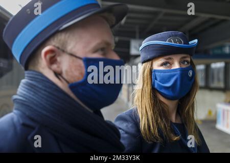 L'illustration montre le personnel portant les nouveaux uniformes de la compagnie de chemin de fer belge NMBS-SNCB, lundi 09 novembre 2020 à Bruxelles. BELGA PHOTO THIERRY ROGE Banque D'Images