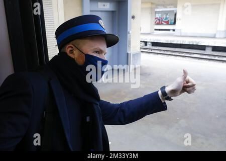 L'illustration montre le personnel portant les nouveaux uniformes de la compagnie de chemin de fer belge NMBS-SNCB, lundi 09 novembre 2020 à Bruxelles. BELGA PHOTO THIERRY ROGE Banque D'Images