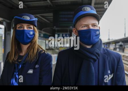 L'illustration montre le personnel portant les nouveaux uniformes de la compagnie de chemin de fer belge NMBS-SNCB, lundi 09 novembre 2020 à Bruxelles. BELGA PHOTO THIERRY ROGE Banque D'Images