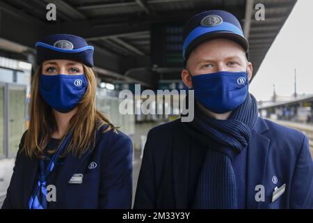 L'illustration montre le personnel portant les nouveaux uniformes de la compagnie de chemin de fer belge NMBS-SNCB, lundi 09 novembre 2020 à Bruxelles. BELGA PHOTO THIERRY ROGE Banque D'Images