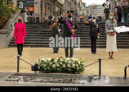 Le ministre de la Défense Ludivinous Dedonder, le roi Philippe - Filip de Belgique et le ministre de l'intérieur Annelies Verlinden photographiés lors d'une commémoration de la première Guerre mondiale au monument « tombe du soldat inconnu » à Bruxelles, le mercredi 11 novembre 2020. L'armistice a été signé le 11 novembre 1918, marquant la fin de la première Guerre mondiale BELGA PHOTO POOL OLIVIER MATTYS Banque D'Images