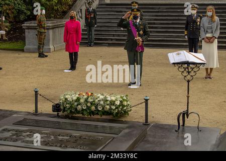 Le ministre de la Défense Ludivinous Dedonder, le roi Philippe - Filip de Belgique et le ministre de l'intérieur Annelies Verlinden photographiés lors d'une commémoration de la première Guerre mondiale au monument « tombe du soldat inconnu » à Bruxelles, le mercredi 11 novembre 2020. L'armistice a été signé le 11 novembre 1918, marquant la fin de la première Guerre mondiale BELGA PHOTO POOL OLIVIER MATTYS Banque D'Images