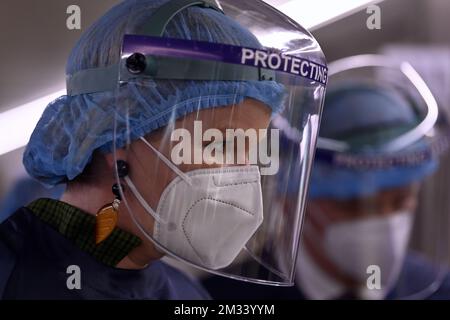 La reine Mathilde de Belgique porte un masque facial et un masque buccal lors d'une visite royale à l'hôpital 'Centre hospitalier Bois de l'Abbaye' de Seraing, province de Liège, mardi 17 novembre 2020. BELGA PHOTO POOL ERIC LALMAND Banque D'Images