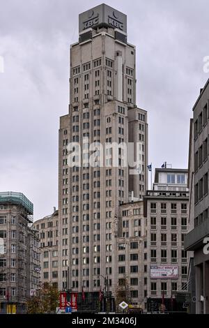 L'illustration montre l'emblématique 'Boerentoren' dans le centre d'Anvers, jeudi 19 novembre 2020. KBC Bank, propriétaire d'origine, vendra le bâtiment phare, construit en 1930 dans le style art déco, au groupe Katoen Natie. La tour sera transformée en une tour de la culture, avec de la place pour les magasins, les bureaux et les maisons. La reconstruction et la conversion prendront environ 6 ans. BELGA PHOTO DIRK WAEM Banque D'Images