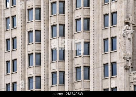 L'illustration montre l'emblématique 'Boerentoren' dans le centre d'Anvers, jeudi 19 novembre 2020. KBC Bank, propriétaire d'origine, vendra le bâtiment phare, construit en 1930 dans le style art déco, au groupe Katoen Natie. La tour sera transformée en une tour de la culture, avec de la place pour les magasins, les bureaux et les maisons. La reconstruction et la conversion prendront environ 6 ans. BELGA PHOTO DIRK WAEM Banque D'Images