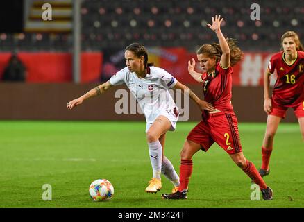 Geraldine Reuteler en Suisse et Davina Philtjens en Belgique se battent pour le ballon lors d'un match de football entre les flammes rouges en Belgique et la Suisse, le mardi 01 décembre 2020 à Heverlee, le dernier match de qualification pour les Championnats d'Europe Euro 2021 pour femmes. BELGA PHOTO DAVID CATRY Banque D'Images