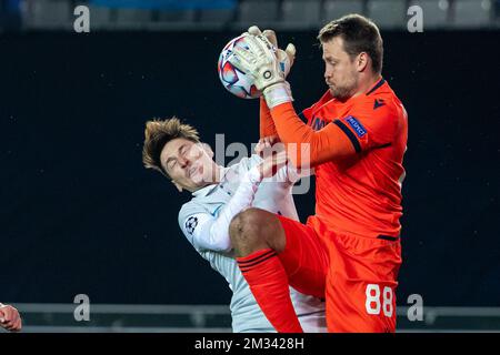 Daler Kuzyaev de Zenit et Simon Mignolet, gardien de but du Club, se battent pour le ballon lors d'un match de football entre le Club belge Brugge KV et le FC russe Zenit Saint Petersburg, mercredi 02 décembre 2020 à Bruges, quatrième match de la Ligue des champions de l'UEFA, Dans le groupe F. BELGA PHOTO KURT DESPLENTER Banque D'Images