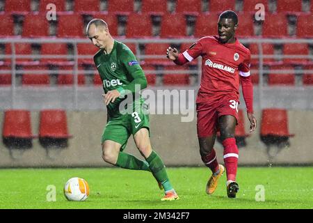 Anton Nedyalkov de Ludogorets et Aurelio Buta d'Anvers se battent pour le ballon lors d'un match de football entre le club belge Royal Antwerp FC et l'équipe bulgare PFC Ludogorets, le jeudi 03 décembre 2020 à Anvers, le cinquième jour de la phase de groupe (groupe J) du concours de l'UEFA Europa League. BELGA PHOTO LAURIE DIEFFEMBACQ Banque D'Images