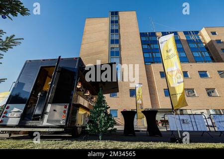 A L'ATTENTION DES ÉDITEURS - COUVERTURE DEMANDÉE À BELGA PAR AB INBEV - USAGE ÉDITORIAL SEULEMENT - l'illustration montre la distribution de 1100 repas étoilés Michelin aux travailleurs de la santé avec le Leffe Resto-Truck d'AB InBev, sur le site CHU Namur à Dinant, le vendredi 18 décembre 2020. BELGA PHOTO BRUNO FAHY Banque D'Images