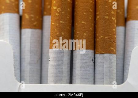 L'illustration montre des cigarettes, mardi 29 décembre 2020, à Lierde. Les droits d'accise sur les cigarettes et le tabac augmenteront par rapport au 1 janvier 2021. BELGA PHOTO NICOLAS MATERLINCK Banque D'Images