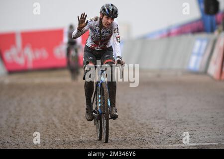 Dutch Lucinda Brand franchit la ligne d'arrivée à la course féminine d'élite de l'épreuve cycliste 'Vestingcross', étape 4/5 de la coupe du monde, à Hulst, aux pays-Bas, le dimanche 03 janvier 2021. BELGA PHOTO DAVID STOCKMAN Banque D'Images