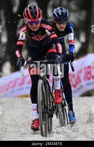 Dutch Denise Betsema et Dutch Lucinda Brand photographiés en action lors de la course d'élite féminine de l'épreuve cycliste de motocross de Zilvermeercross à mol, le samedi 16 janvier 2021. BELGA PHOTO YORICK JANSENS Banque D'Images