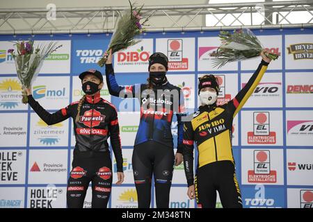 Dutch Denise Betsema, Dutch Lucinda Brand et Dutch Marianne vos photographiés sur le podium après la course féminine d'élite de l'épreuve cycliste de cyclocross de Zilvermeercross à mol, le samedi 16 janvier 2021. BELGA PHOTO YORICK JANSENS Banque D'Images