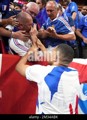 Le Kylian Mbappe en France vérifie un fan après avoir été frappé par une balle lancée par le joueur avant le match de demi-finale de la coupe du monde de la FIFA au stade Al Bayt à Al Khor, Qatar. Date de la photo: Mercredi 14 décembre 2022. Banque D'Images