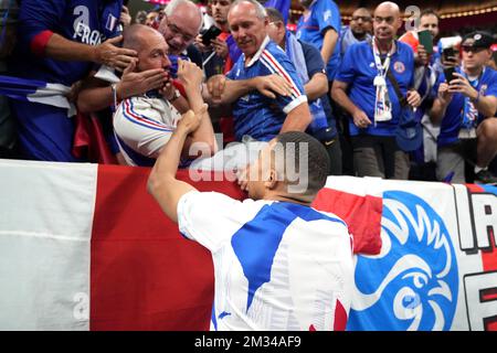 Le Kylian Mbappe en France vérifie un fan après avoir été frappé par une balle lancée par le joueur avant le match de demi-finale de la coupe du monde de la FIFA au stade Al Bayt à Al Khor, Qatar. Date de la photo: Mercredi 14 décembre 2022. Banque D'Images