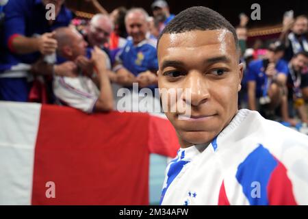 Le Kylian Mbappe en France vérifie un fan après avoir été frappé par une balle lancée par le joueur avant le match de demi-finale de la coupe du monde de la FIFA au stade Al Bayt à Al Khor, Qatar. Date de la photo: Mercredi 14 décembre 2022. Banque D'Images