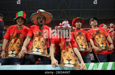 Al Khor, Qatar. 14th décembre 2022. Les fans applaudissent avant le match majeur entre la France et le Maroc de la coupe du monde de la FIFA 2022 au stade Al Bayt à Al Khor, Qatar, le 14 décembre 2022. Crédit : Li Ming/Xinhua/Alay Live News Banque D'Images