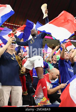 Al Khor, Qatar. 14th décembre 2022. Les fans applaudissent avant le match majeur entre la France et le Maroc de la coupe du monde de la FIFA 2022 au stade Al Bayt à Al Khor, Qatar, le 14 décembre 2022. Credit: LAN Hongguang/Xinhua/Alay Live News Banque D'Images