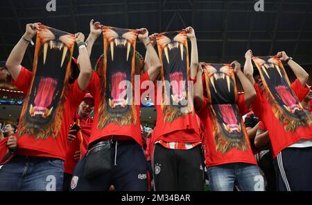 Al Khor, Qatar. 14th décembre 2022. Les fans applaudissent avant le match majeur entre la France et le Maroc de la coupe du monde de la FIFA 2022 au stade Al Bayt à Al Khor, Qatar, le 14 décembre 2022. Crédit : Li Ming/Xinhua/Alay Live News Banque D'Images