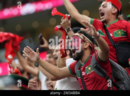 Al Khor, Qatar. 14th décembre 2022. Les fans applaudissent avant le match majeur entre la France et le Maroc de la coupe du monde de la FIFA 2022 au stade Al Bayt à Al Khor, Qatar, le 14 décembre 2022. Crédit : Li Ming/Xinhua/Alay Live News Banque D'Images