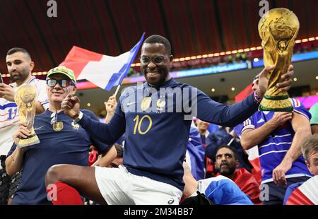Al Khor, Qatar. 14th décembre 2022. Les fans applaudissent avant le match majeur entre la France et le Maroc de la coupe du monde de la FIFA 2022 au stade Al Bayt à Al Khor, Qatar, le 14 décembre 2022. Credit: LAN Hongguang/Xinhua/Alay Live News Banque D'Images