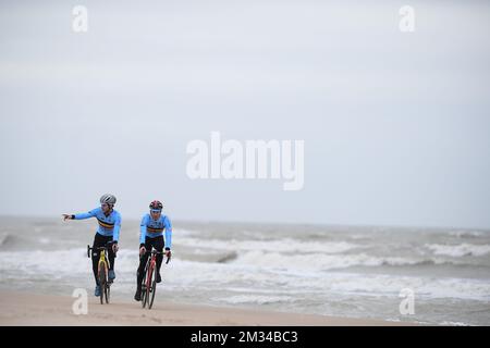 Le Belge Daan Soete et le Belge Laurens Sweeck photographiés en action lors d'une session de reconnaissance et d'entraînement à l'approche des championnats du monde de cyclisme cyclocross, à Ostende, Belgique, jeudi 28 janvier 2021. Les mondes ont lieu ce week-end BELGA PHOTO DAVID STOCKMAN Banque D'Images