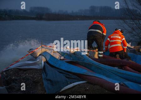 L'illustration montre le service de protection civile qui installe une pompe à eau pendant le niveau d'eau élevé de la rivière 'Shelde' à Wichelen, le samedi 30 janvier 2021. Après les fortes pluies des derniers jours, le niveau d'eau de plusieurs rivières augmente, ce qui pourrait entraîner des inondations dans certaines régions. BELGA PHOTO NICOLAS MATERLINCK Banque D'Images