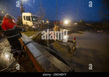 L'illustration montre le service de protection civile qui installe une pompe à eau pendant le niveau d'eau élevé de la rivière 'Shelde' à Wichelen, le samedi 30 janvier 2021. Après les fortes pluies des derniers jours, le niveau d'eau de plusieurs rivières augmente, ce qui pourrait entraîner des inondations dans certaines régions. BELGA PHOTO NICOLAS MATERLINCK Banque D'Images