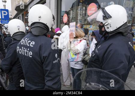 L'illustration montre une manifestation non autorisée contre le couvre-feu organisée par l'association Vecht voor je recht, devant la gare centrale de Bruxelles, dans le centre-ville de Bruxelles, le dimanche 31 janvier 2021. L'événement est organisé par l'association Vecht voor je recht (lutte pour vos droits), qui considère que les mesures prises pour endiguer la crise Covid sont "injustes". Plus de 800 personnes ont manifesté leur intérêt sur la page Facebook de l'événement. Le rallye devrait durer une heure. Aucune autorisation n'a été délivrée pour ce rassemblement. L'organisateur de la ra Banque D'Images