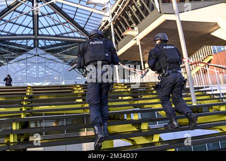 L'illustration montre une police lourdement armée à l'extérieur du palais de justice, lors d'une session du procès de quatre personnes, dont un couple belge d'origine iranienne (Amir S. et sa femme Nasimeh N.) et un diplomate iranien, devant le tribunal pénal d'Anvers, à Anvers, le jeudi 04 février 2021. L'accusé aurait prévu un attentat à la bombe lors d'un rassemblement de l'opposition du régime iranien à Villepinte, dans la région de Paris, en France, en 2018. Le couple a été arrêté à Bruxelles avec 500 grammes d'explosifs et un détonateur. BELGA PHOTO DIRK WAEM Banque D'Images