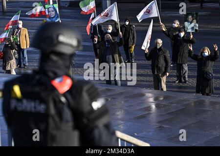 L'illustration montre un policier et une action de protestation à l'extérieur du palais de justice lors d'une session du procès de quatre personnes, dont un couple belge d'origine iranienne (Amir S. et sa femme Nasimeh N.) et un diplomate iranien, devant le tribunal pénal d'Anvers, à Anvers, Jeudi 04 février 2021. L'accusé aurait prévu un attentat à la bombe lors d'un rassemblement de l'opposition du régime iranien à Villepinte, dans la région de Paris, en France, en 2018. Le couple a été arrêté à Bruxelles avec 500 grammes d'explosifs et un détonateur. BELGA PHOTO DIRK WAEM Banque D'Images