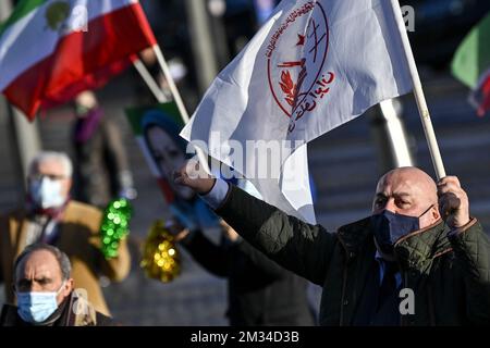 Des manifestants photographiés à l'extérieur lors d'une session du procès de quatre personnes, dont un couple belge d'origine iranienne (Amir S. et sa femme Nasimeh N.) et un diplomate iranien devant le tribunal pénal d'Anvers, à Anvers, le jeudi 04 février 2021. L'accusé aurait prévu un attentat à la bombe lors d'un rassemblement de l'opposition du régime iranien à Villepinte, dans la région de Paris, en France, en 2018. Le couple a été arrêté à Bruxelles avec 500 grammes d'explosifs et un détonateur. BELGA PHOTO DIRK WAEM Banque D'Images