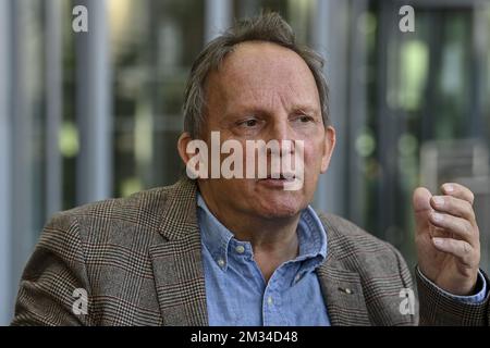 L'avocat Johan Plateau photographié lors d'une session du procès de quatre personnes, dont un couple belge d'origine iranienne (Amir S. et sa femme Nasimeh N.) et un diplomate iranien, devant le tribunal pénal d'Anvers, à Anvers, le jeudi 04 février 2021. L'accusé aurait prévu un attentat à la bombe lors d'un rassemblement de l'opposition du régime iranien à Villepinte, dans la région de Paris, en France, en 2018. Le couple a été arrêté à Bruxelles avec 500 grammes d'explosifs et un détonateur. BELGA PHOTO DIRK WAEM Banque D'Images