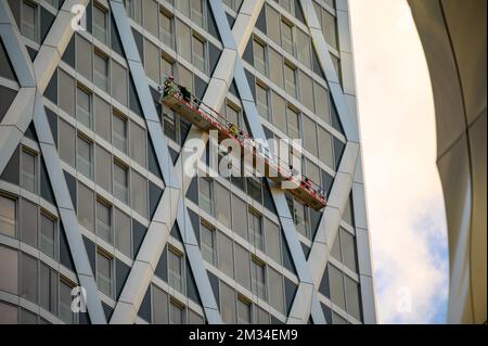 LONDRES - 4 novembre 2020 : des hommes travaillent à partir d'une plate-forme suspendue sur le côté du gratte-ciel dans les Docklands de Londres Banque D'Images