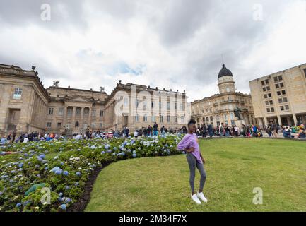 Une jeune fille de descendant postant pour une photo dans les jardins de la place Rafael Nuez dans le centre-ville avec le bâtiment de capito et l'école de san bartolome A. Banque D'Images