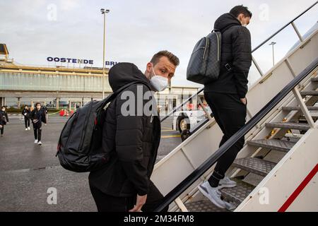 Simon Mignolet, gardien de but du Club, photographié au départ du Club Brugge KV, qui se rend de l'aéroport d'Ostende à Kiev, en Ukraine, le mercredi 17 février 2021. Le Club de demain jouera le FC Dynamo Kyiv dans la première partie de la finale 1/16 de l'UEFA Europa League. BELGA PHOTO KURT DESPLENTER Banque D'Images