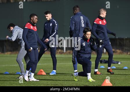 Aurelio Buta d'Anvers et Koji Miyoshi d'Anvers photographiés lors d'une session d'entraînement du club belge de football Royal Antwerp FC, le mercredi 17 février 2021 à Anvers. L'équipe se prépare pour son match contre le Scottisch Rangers F.C. lors de la première partie des finales 1/16 de l'UEFA Europa League. BELGA PHOTO DIRK WAEM Banque D'Images