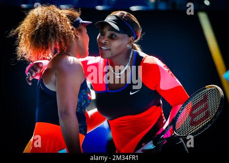 Naomi Osaka (WTA 3) et Serena Williams (États-Unis) s'ébattent après leur match de tennis dans les demi-finales de la compétition féminine de l'Open de tennis Grand Chelem, jeudi 18 février 2021 à Melbourne Park, Melbourne, Australie. BELGA PHOTO PATRICK HAMILTON Banque D'Images