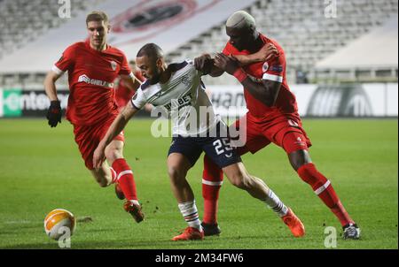 Kemar Roofe des Rangers et Abdoulaye Seck d'Anvers se battent pour le ballon lors d'un match de football entre le club belge Royal Antwerp FC et le Scottish Rangers F.C., le jeudi 18 février 2021 à Anvers, première étape des finales de l'UEFA Europa League 1/16. BELGA PHOTO VIRGINIE LEFOUR Banque D'Images