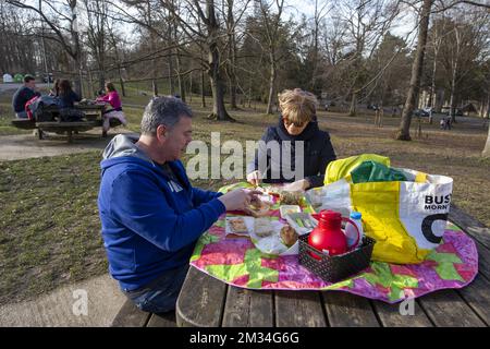 Illustration photo montre les peuples qui profitent d'un pique-nique au soleil sur la citadelle pendant les conditions météorologiques ensoleillées dans le centre de Namur, samedi 20 février 2021. 17 degrés sont attendus, juste une semaine après plusieurs jours de températures négatives et de neige dans toute la Belgique. BELGA PHOTO NICOLAS MATERLINCK Banque D'Images