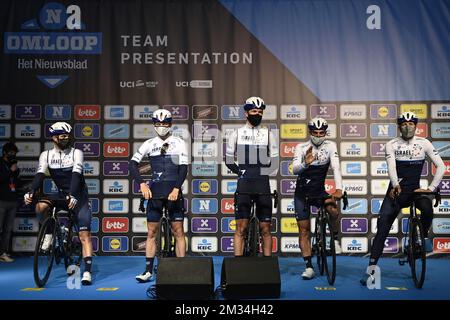 Les pilotes de la nation de départ d'Israël photographiés avant le début de la course d'élite masculine de la course cycliste d'une journée 'Omloop Het Nieuwsblad', 201km de Gent à Ninove, samedi 27 février 2021. BELGA PHOTO DIRK WAEM Banque D'Images