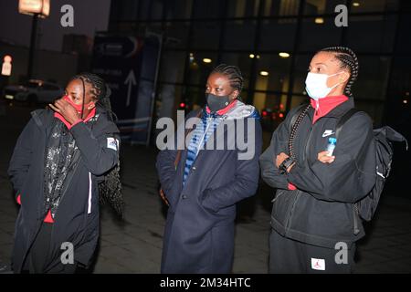 Cynthia Bolingo Mbongo belge, Anne Zagre belge et Nafissatou Nafi Thiam belge photographiées à leur arrivée au centre d'essais de Covid-19 en vue des championnats européens d'athlétisme en salle, à Torun, en Pologne, le mercredi 03 mars 2021. Les championnats ont lieu du 5 au 7 mars. BELGA PHOTO JASPER JACOBS Banque D'Images