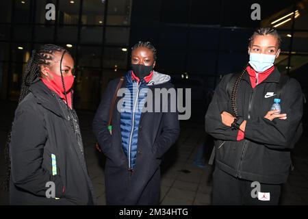 Cynthia Bolingo Mbongo belge, Anne Zagre belge et Nafissatou Nafi Thiam belge photographiées à leur arrivée au centre d'essais de Covid-19 en vue des championnats européens d'athlétisme en salle, à Torun, en Pologne, le mercredi 03 mars 2021. Les championnats ont lieu du 5 au 7 mars. BELGA PHOTO JASPER JACOBS Banque D'Images