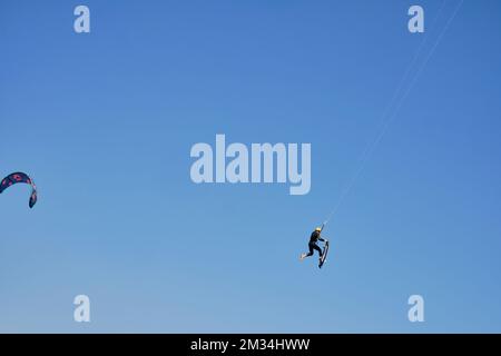 Kite surfeurs profitant d'une journée très venteuse sur la lagune de la rivière Klein à Grotto Beach à Hermanus, dans la région du Cap occidental en Afrique du Sud. Banque D'Images